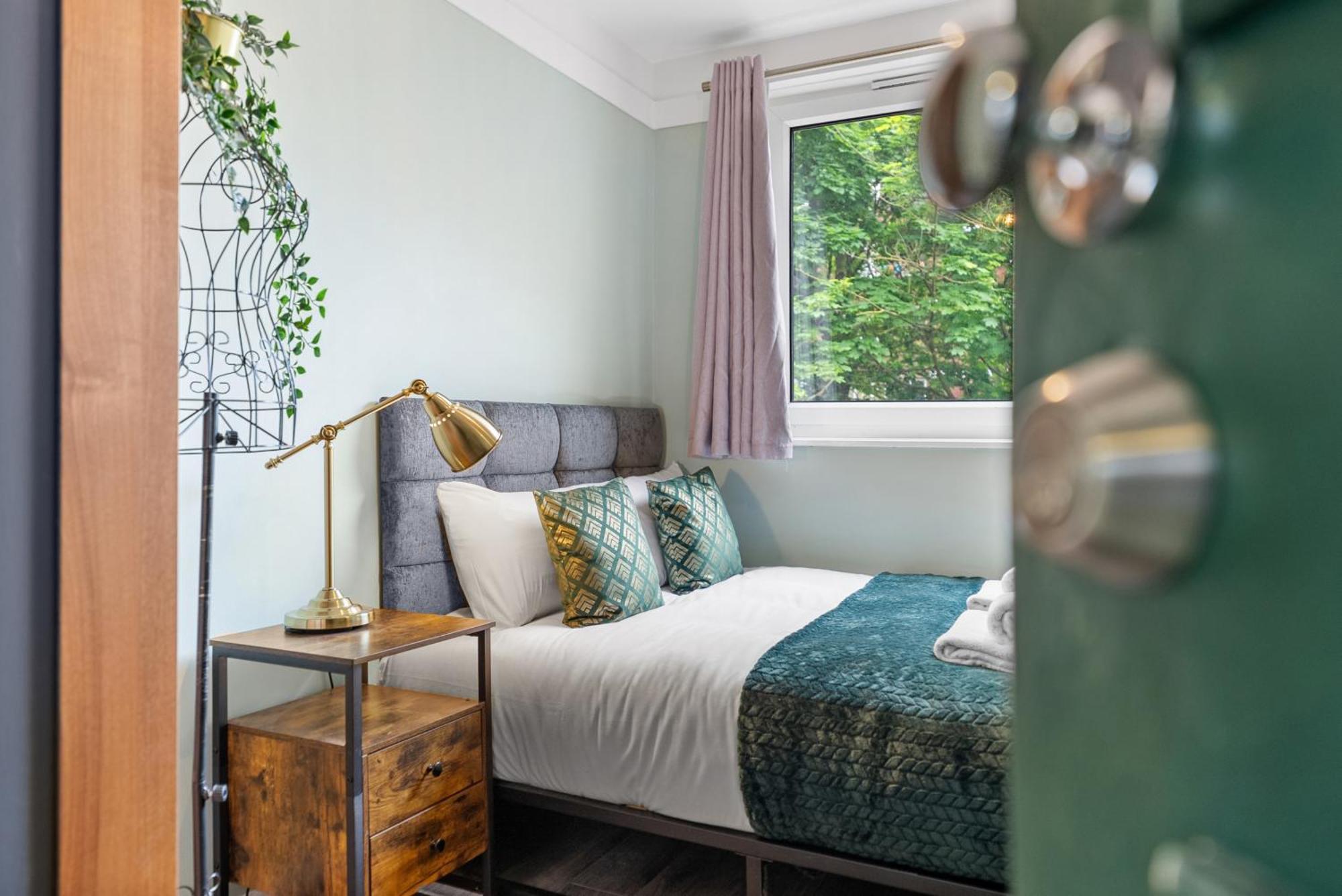 Spacious 3 Bedroom Whitechapel With Garden By Gold * Londra