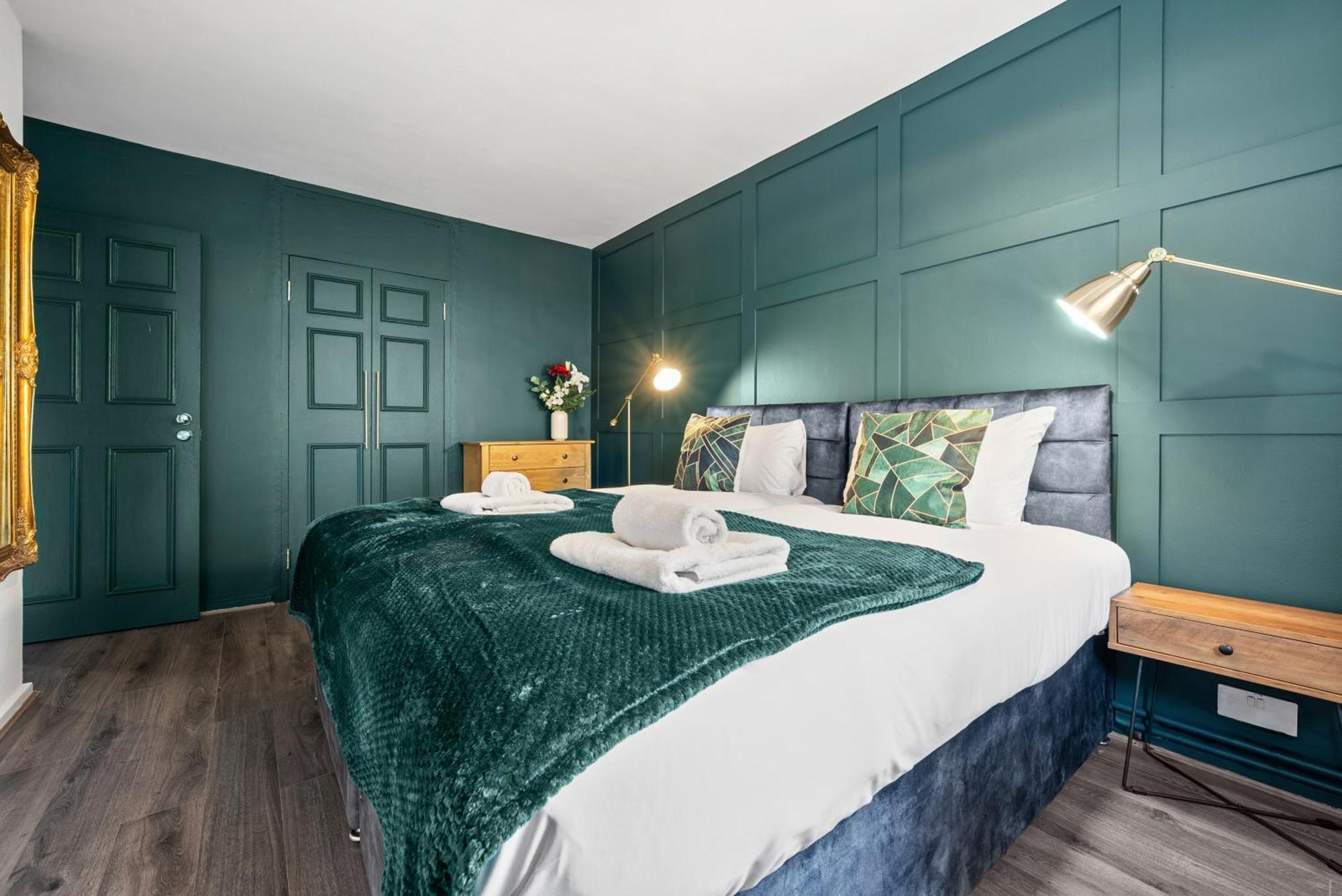 Spacious 3 Bedroom Whitechapel With Garden By Gold Londra