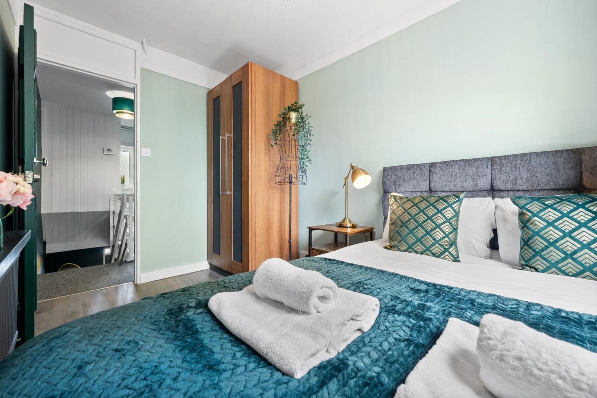 Spacious 3 Bedroom Whitechapel With Garden By Gold * Londra